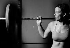 woman lifting iron